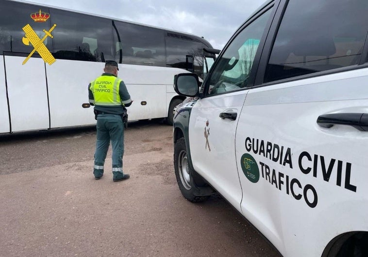 Un conductor de autobús que transportaba 56 viajeros desde Valencia da positivo en marihuana y cocaína en Teruel
